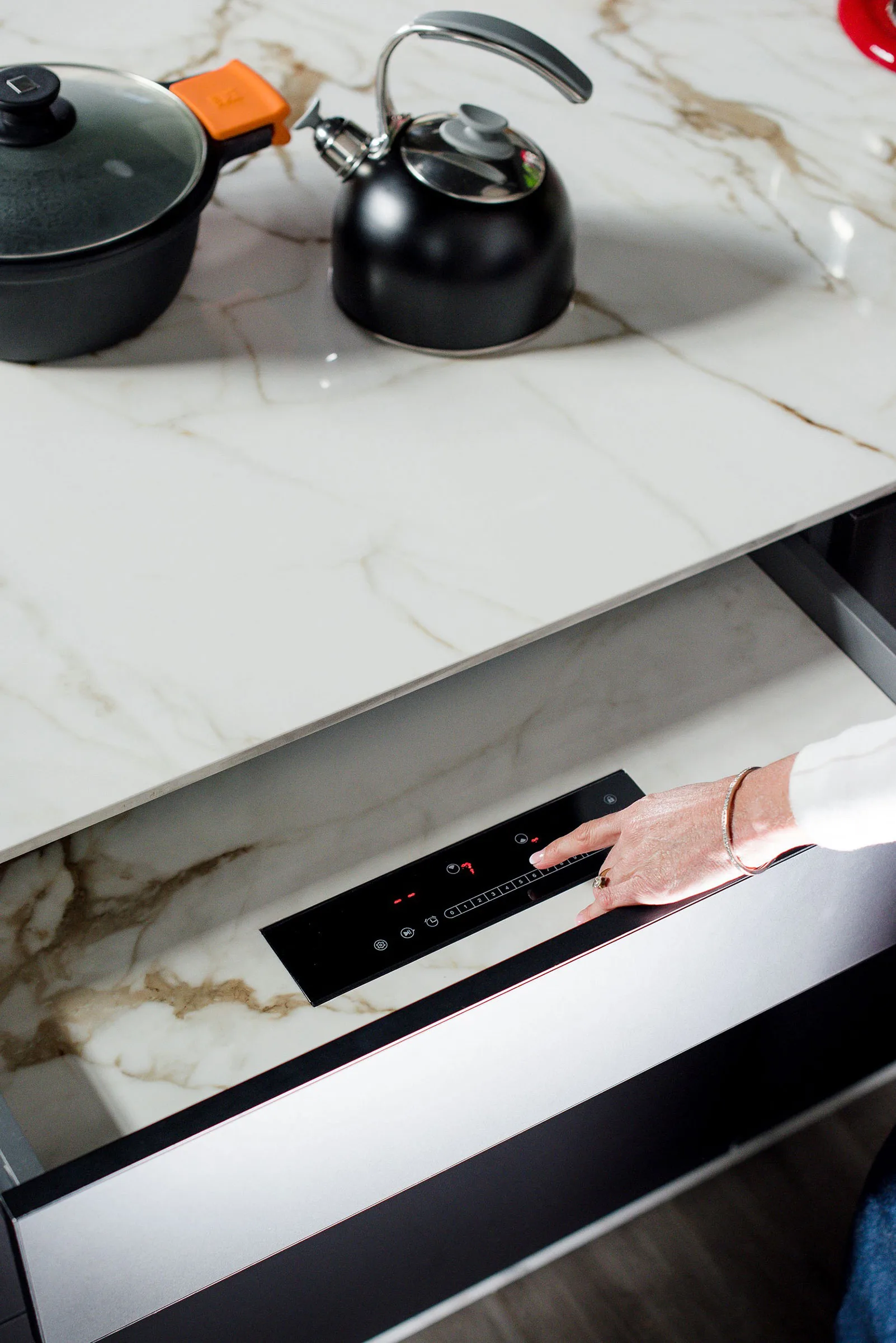 Invisacook controls integrated below a porcelain surface